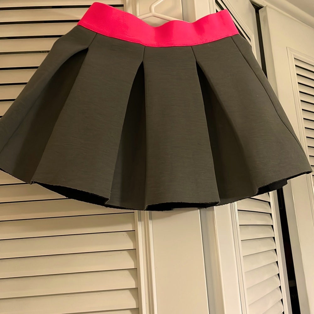 NWOT Tucker + Tate pleated, scuba, elastic band stretchy skirt in size 5